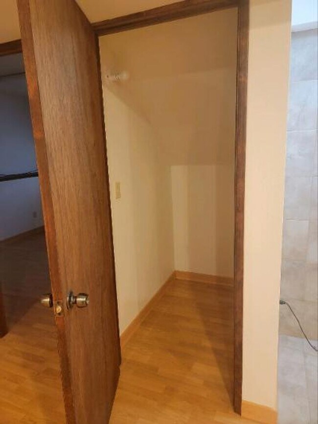 Building Photo - Classic North Tacoma 4 Bedroom Tri-Level with Peak a Boo View!