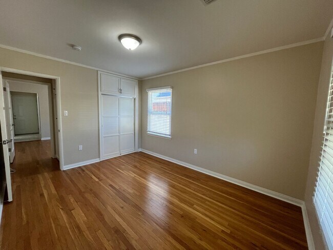 Building Photo - AVAILABLE NOW! 3+2 w/bonus room + applianc...