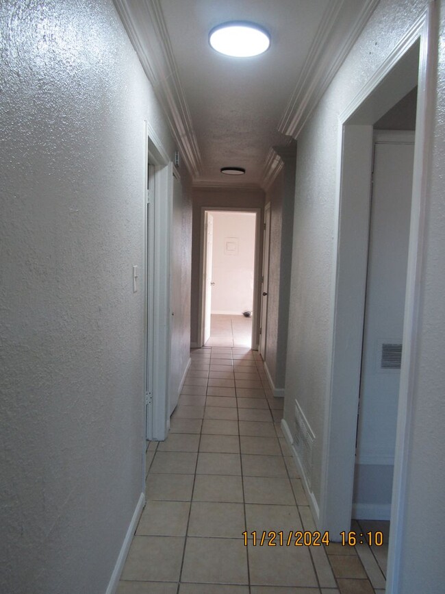 Building Photo - 5 Bedrooms. Newly renovated! $200 off firs...