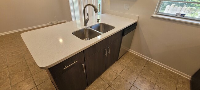 Building Photo - 405 Brewer Dr