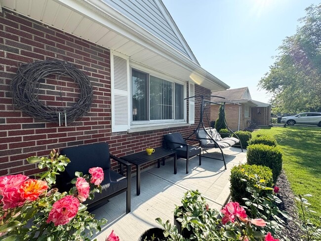 Building Photo - 4644 Broadhurst Dr