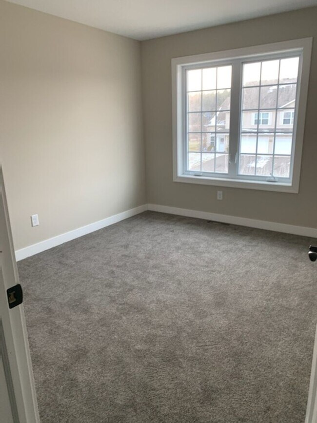Building Photo - Beautiful 3 Bedroom Townhome