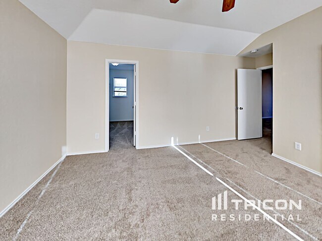 Building Photo - 2107 Hollow Cir