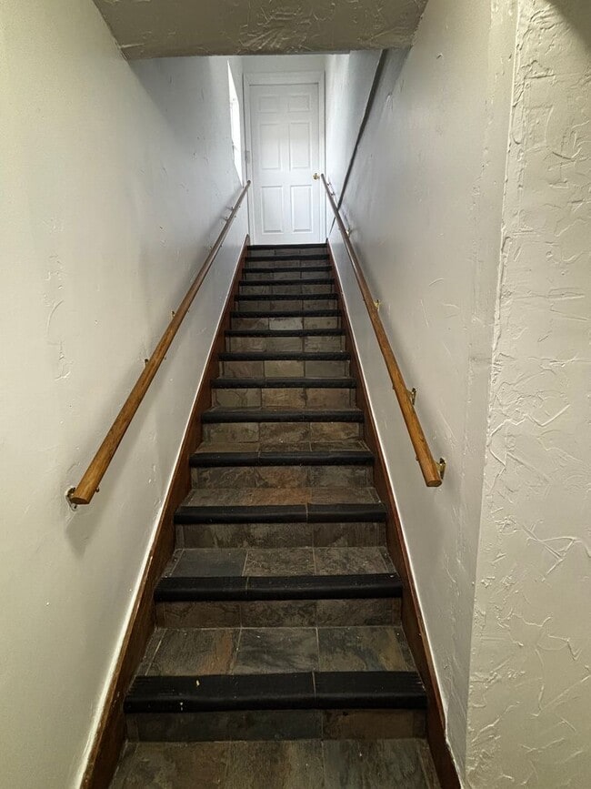 Building Photo - Adorable and spacious 2br 1ba apartment