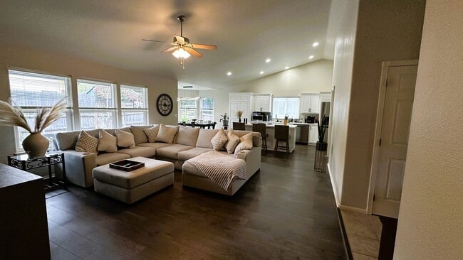 Building Photo - Great 3 Bedroom 2 Bath House!