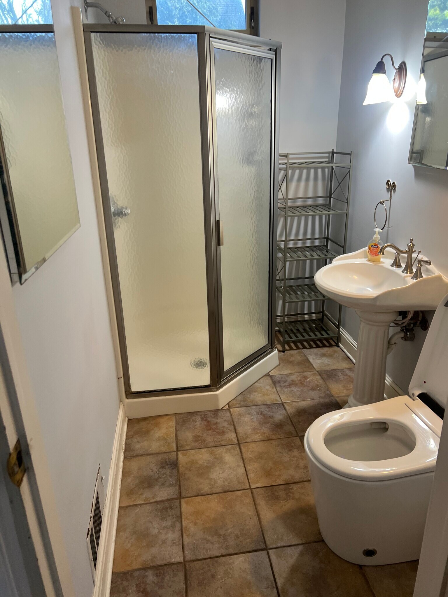 Building Photo - 114 Bedford St SE