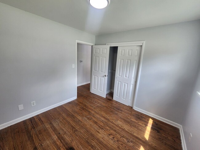 Building Photo - Beautiful 3 bedroom 1 bath with attached g...