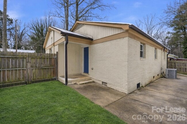 Building Photo - 2521 Dora Dr