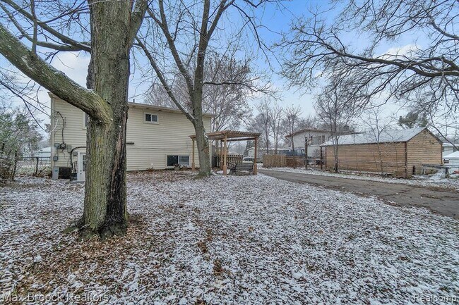 Building Photo - 978 Panorama Dr