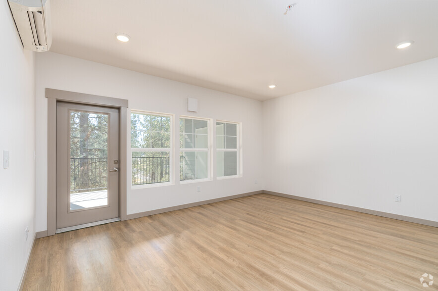 1BR, 1BA - 868SF - Farwell North