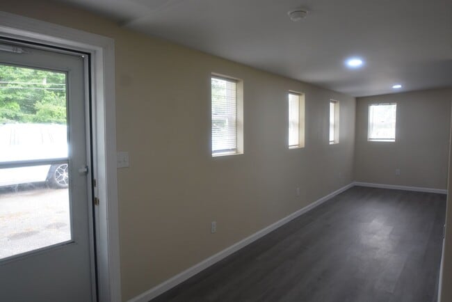 Building Photo - Updated and Charming 3 Bedroom 1.5 Bathroo...