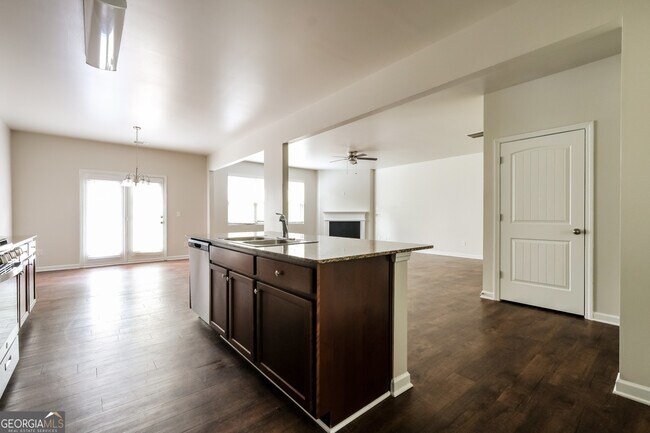 Building Photo - 207 Hollyhock Ln