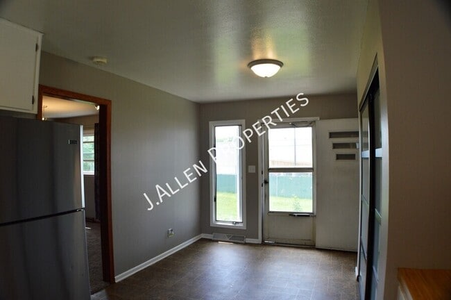 Building Photo - 2219 Sunset Ave