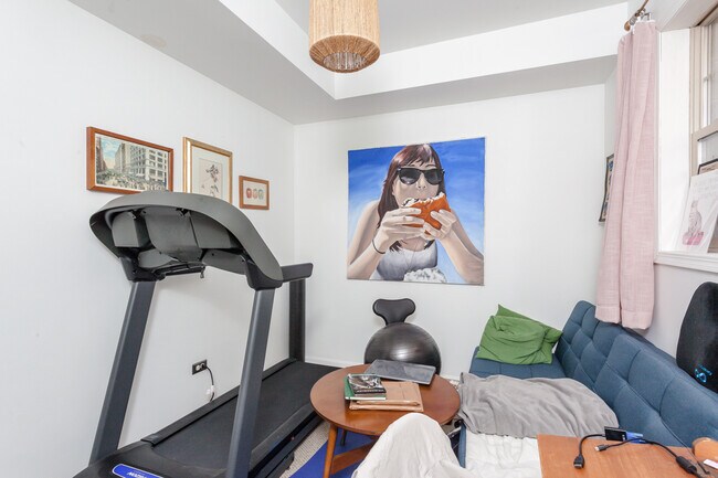 Building Photo - 1357 N Artesian Ave