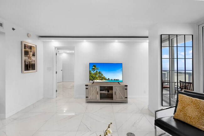 Building Photo - 1717 N Bayshore Dr