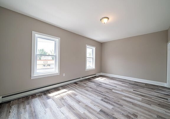 Building Photo - "Charming 3-Bedroom Haven with Elegant Gra...