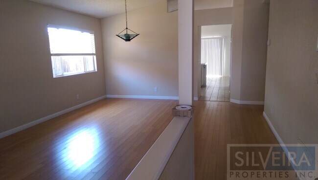 Building Photo - Captivating 3 bed 2 bath home in South Santa Maria.