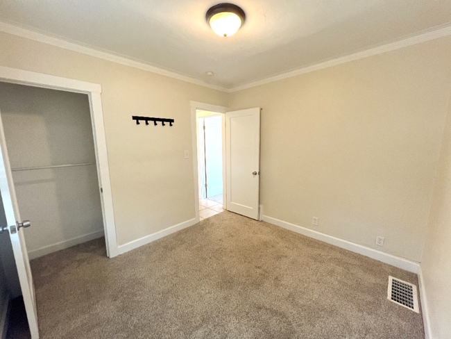 Building Photo - 1035 E 800 S