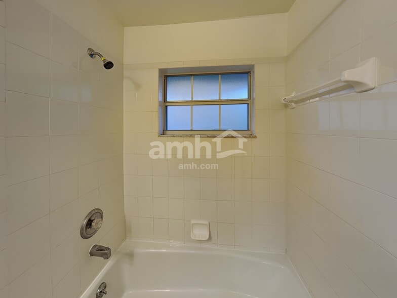 Building Photo - 4611 Treasure Cay Rd