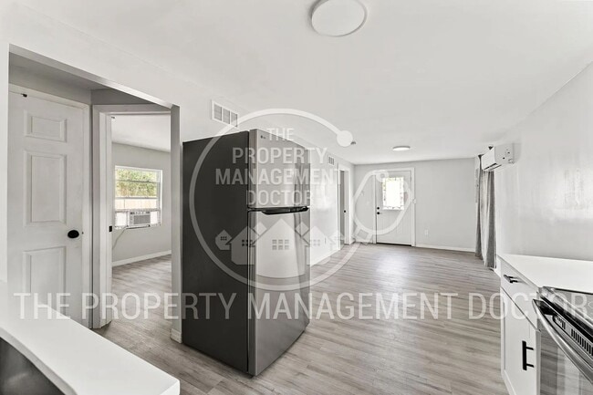 Building Photo - Welcome to 3/2 full renovated – Your Next Home Awaits in Jacksonville!