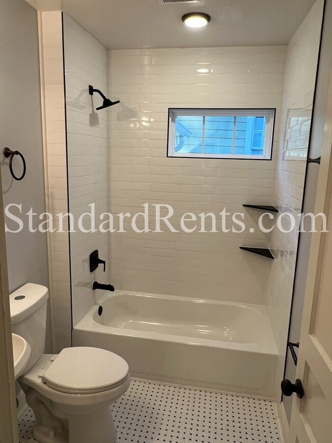 Building Photo - Adorable updated bungalow on a large lot in the heart of Grant Park!