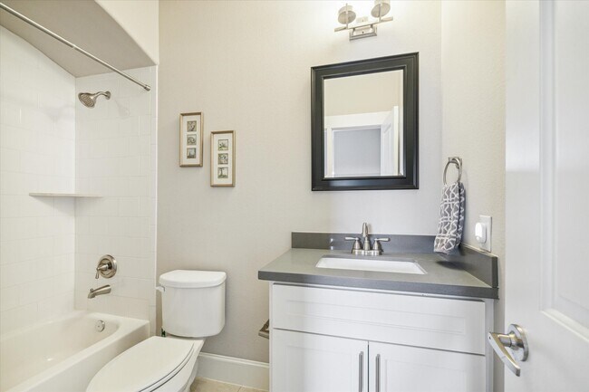 Building Photo - 829 Wakefield Dr