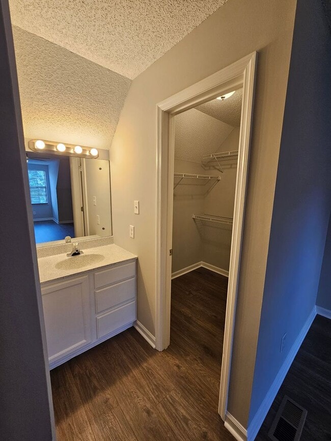 Building Photo - 2 Bedroom 2 Bath condo Powell available for immediate move in!