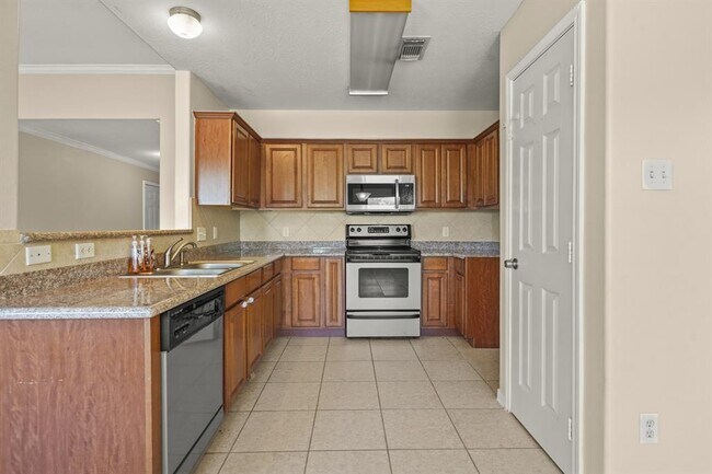 Building Photo - 420 Woodlake Dr