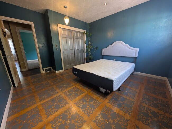 Building Photo - Stunning 4 Bedroom Normal Hill House - Pet-Friendly!