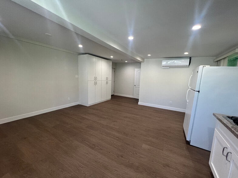 Building Photo - 1518 S Carmelina Ave