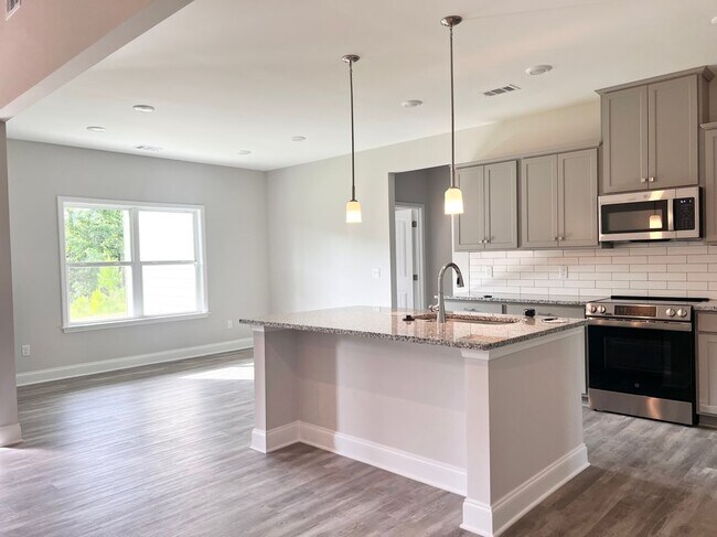 Building Photo - 8024 English Ivy Ct