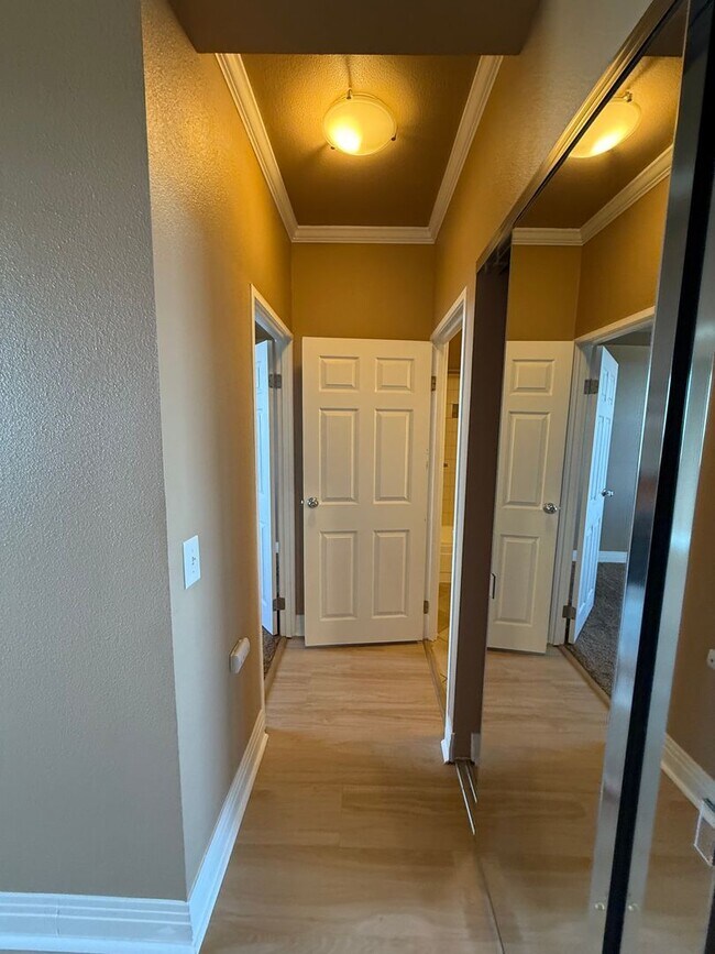 Building Photo - Spacious 1bd/1ba TOP FLOOR CONDO! Availabl...
