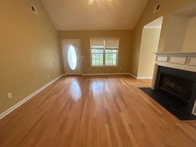 Building Photo - 208 Charles Towne Ct