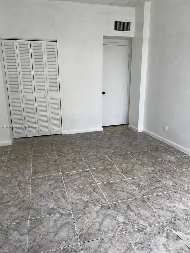 Building Photo - 1455 N Treasure Dr