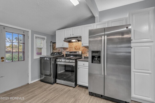 Building Photo - 177 Creek Rd