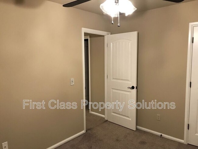 Building Photo - 3500 Arcadia Dr