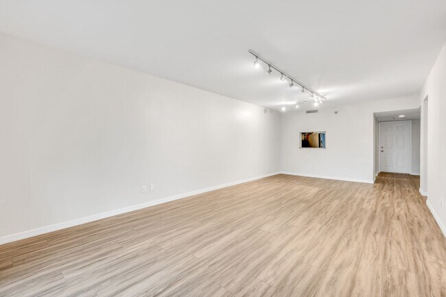 Building Photo - Updated 2-Bedroom Condo Near the Riverwalk