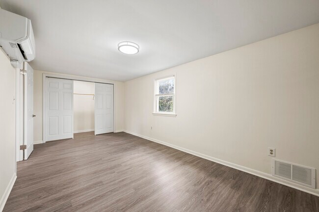 Building Photo - Dolly's