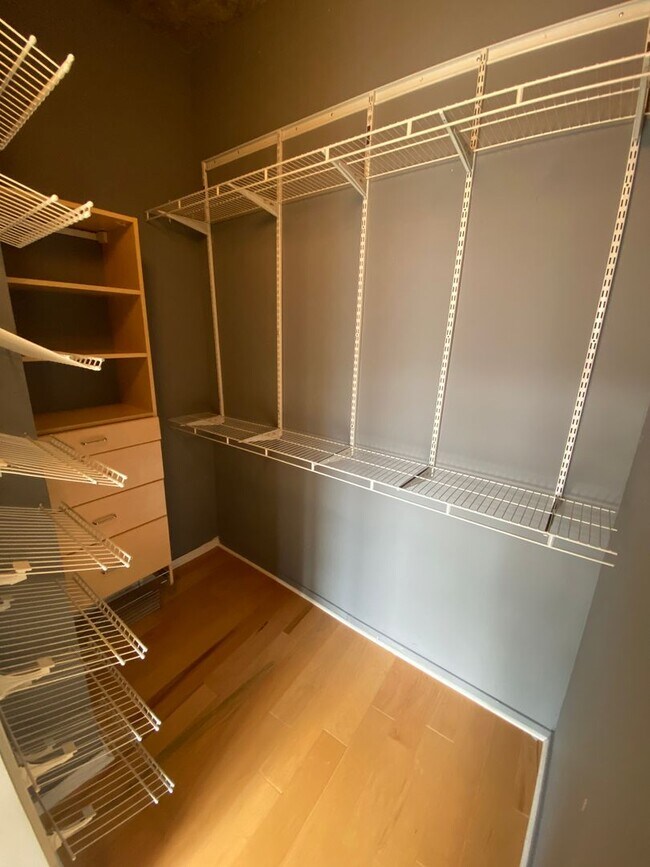 Building Photo - Beautiful Uptown Condo for Rent: 2 bed, 2 ...