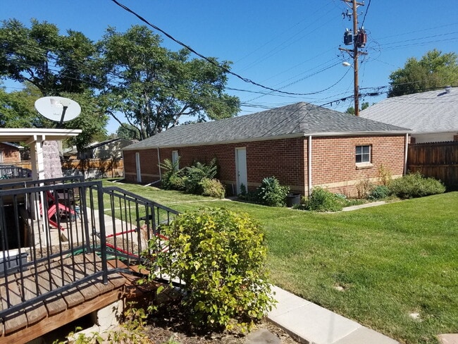 Building Photo - 1 Bed 1 Bath Mayfair Apartment With Garage in Denver! Available Now!