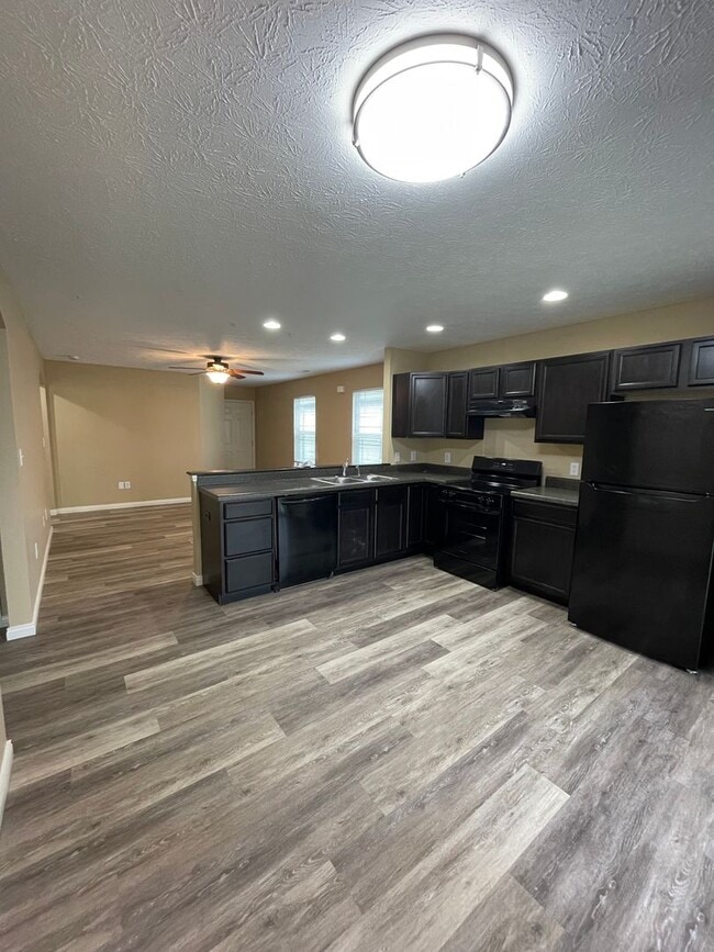 Building Photo - Single family home, with fenced in backyard!