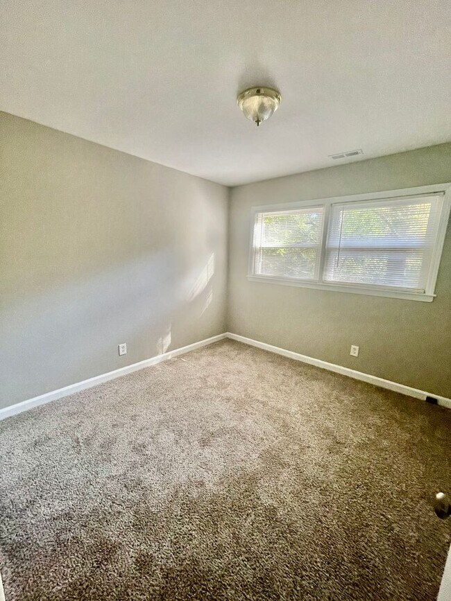 Building Photo - Must see This 4 Bedroom 2 Bath Tri Level Home. Located Close to Sugar Creek Rd and N. Tryon St