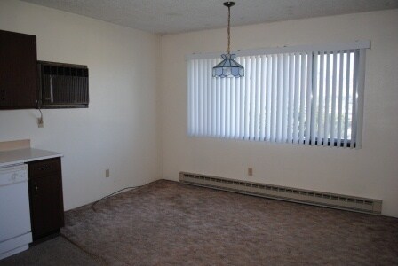 Building Photo - Pet-friendly 2 bedroom apartment with a/c,...