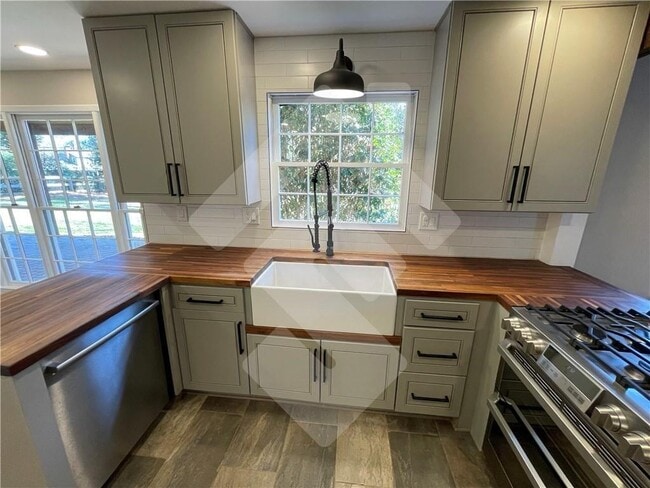 Building Photo - 9935 La View Cir