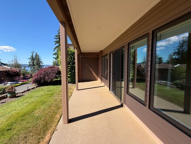 Building Photo - Mukilteo View Condo
