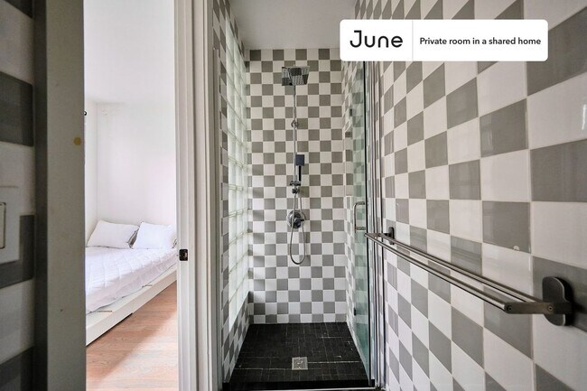 Building Photo - Room in Shared 3 bed/3 bath home