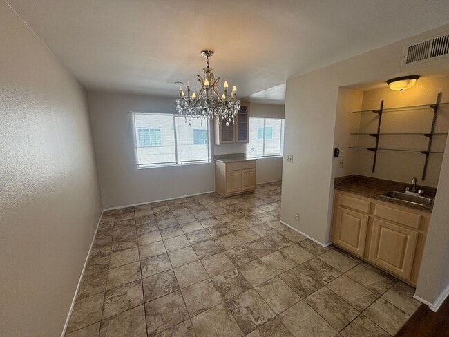 Building Photo - Beautiful 3-Bedroom Townhome in Chatsworth!