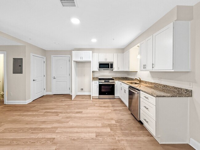 Building Photo - 10 Franklin Ave