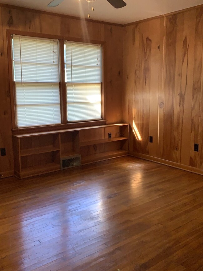 Building Photo - Charming 3-Bedroom Home with 2 Full Bathro...