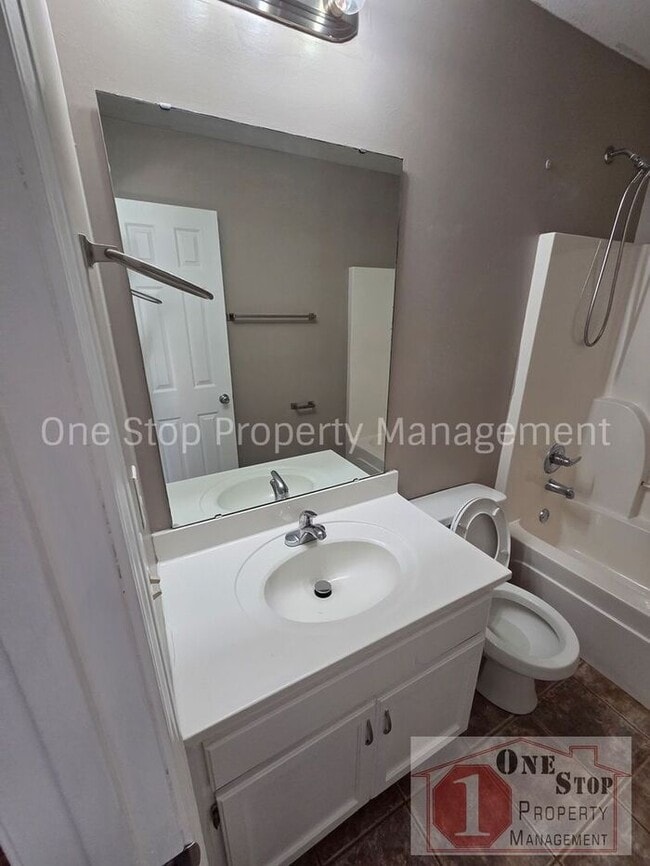 Building Photo - Spacious 3 bedroom/ 2.5 bath with a finished basement!!